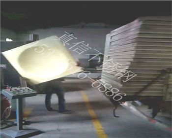 组合式不锈钢聚氨酯发泡保温水箱装车中